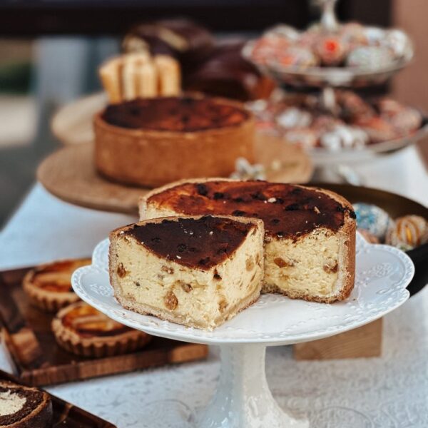 Pască cu brânză și stafide 1.1kg