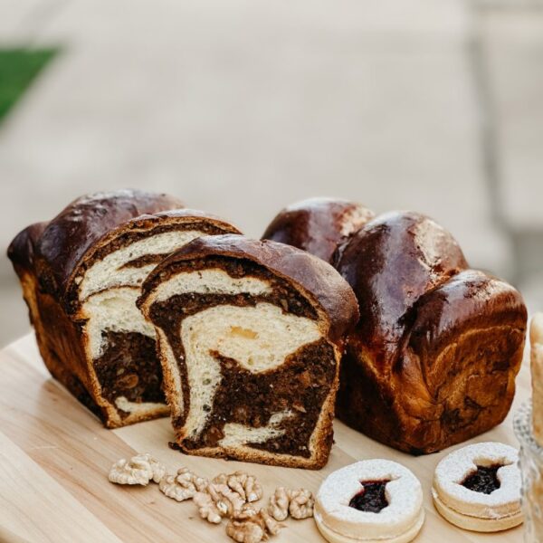 Cozonac bucovinean cu nuca, stafide si rahat 600g