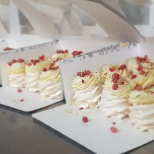 Cutie pavlova - un desert elegant cu bezea, frișcă și fructe proaspete - 9buc